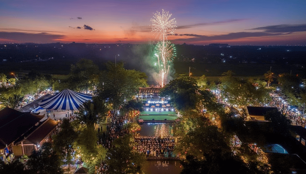 Kh&ocirc;ng kh&iacute; nhộn nhịp cả ng&agrave;y lẫn đ&ecirc;m tại cầu ng&oacute;i Thanh To&agrave;n trong những ng&agrave;y diễn ra Chợ qu&ecirc; ng&agrave;y hội